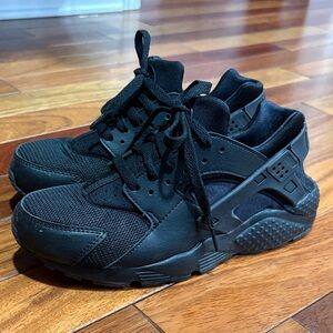 Nike Black Youth Athletic Sneakers